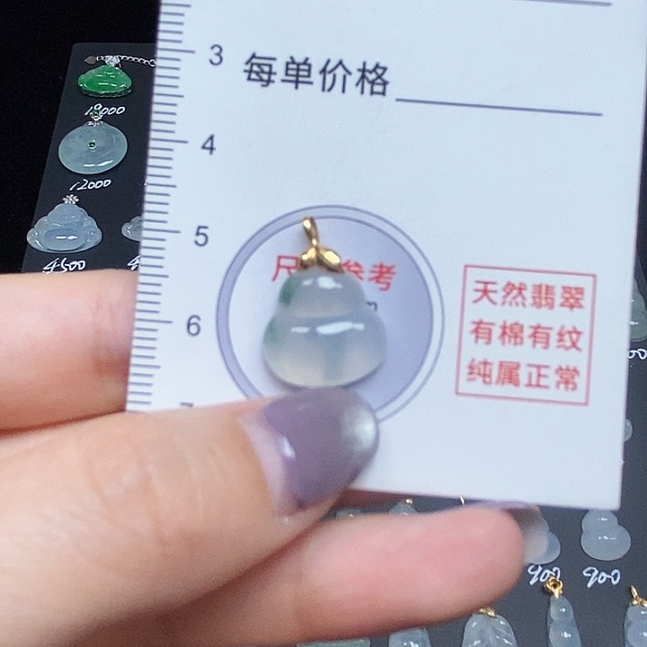 翡翠18K金镶嵌颈饰葫芦
