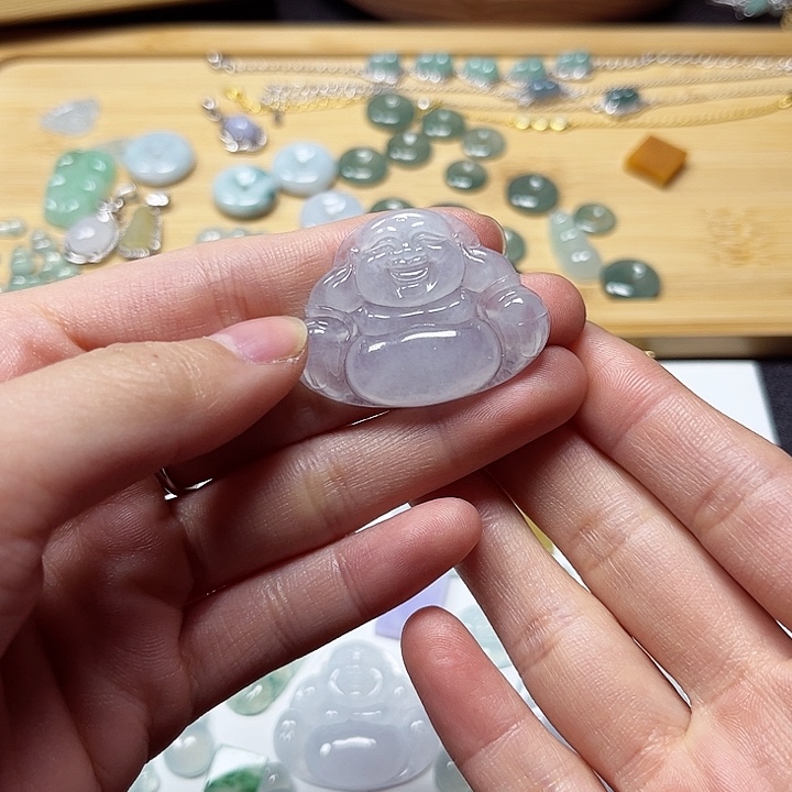 翡翠颈饰未镶嵌白冰佛公