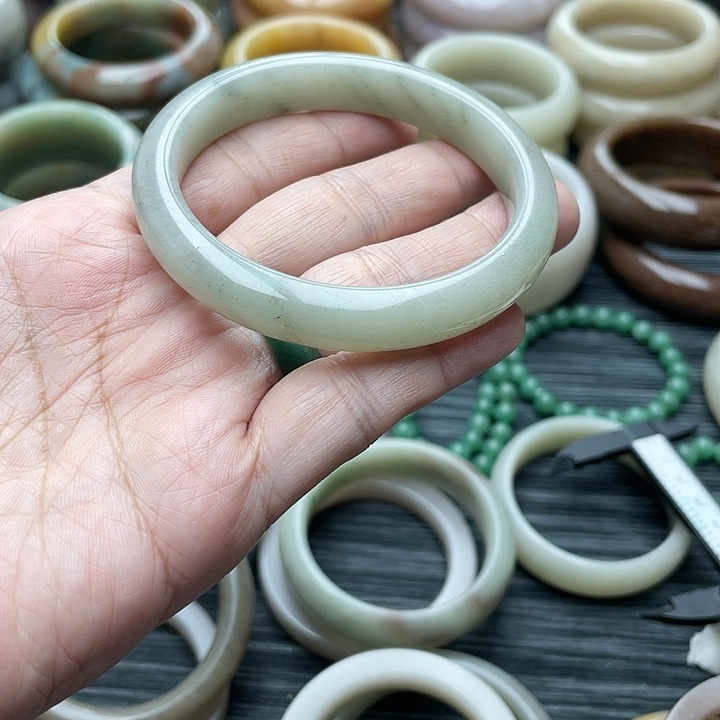 石英岩玉未镶嵌手镯