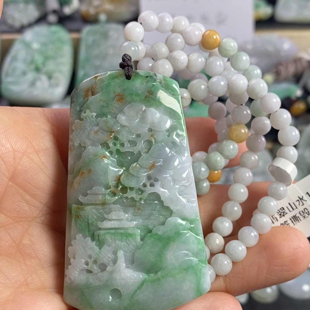 翡翠颈饰未镶嵌山水