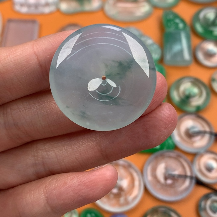 翡翠挂件未镶嵌….