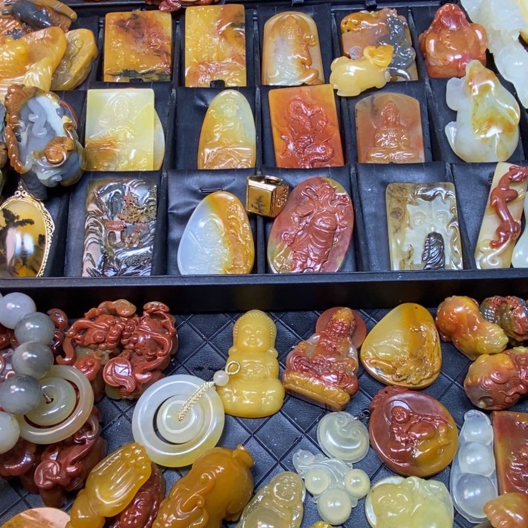 石英质玉（黄龙玉）颈饰合金