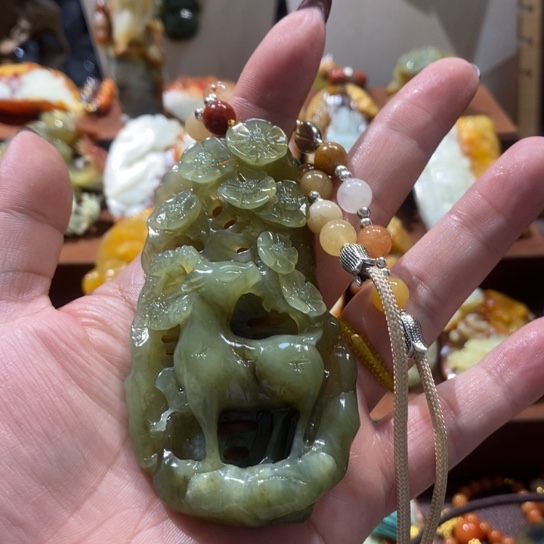 蛇纹石玉未镶嵌颈饰