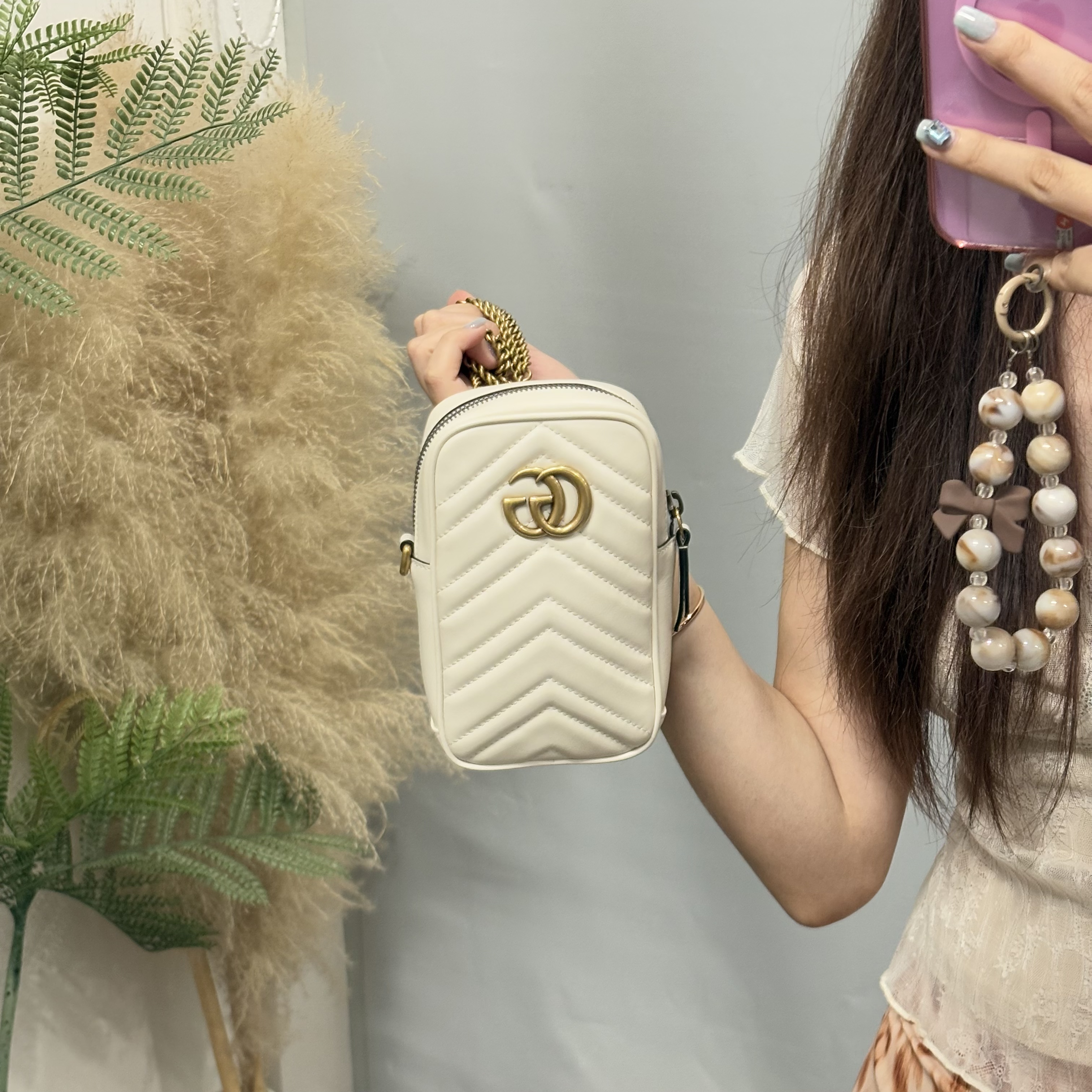 95新 GUCCI/古驰 奶昔白马蒙竖版斜挎手机包