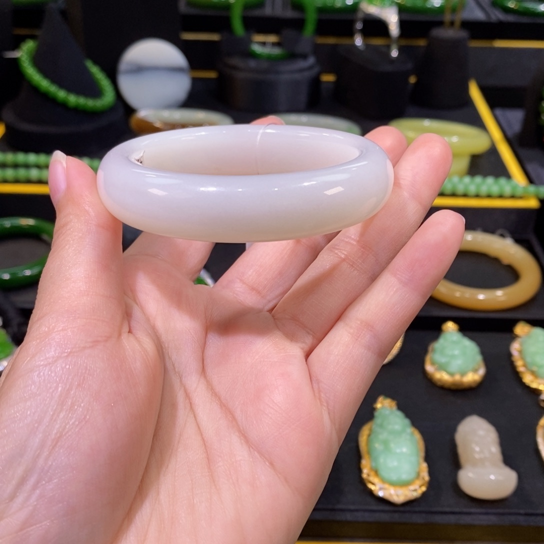 阿***u和田玉（白玉）未镶嵌手镯