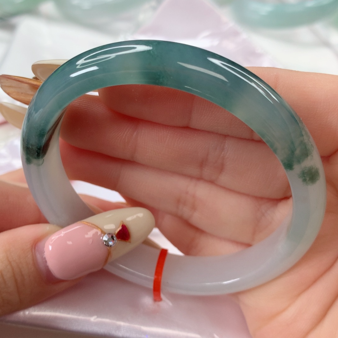 翡翠手镯未镶嵌55半山水一半蓝底飘花一半白月光！冰胶底妆