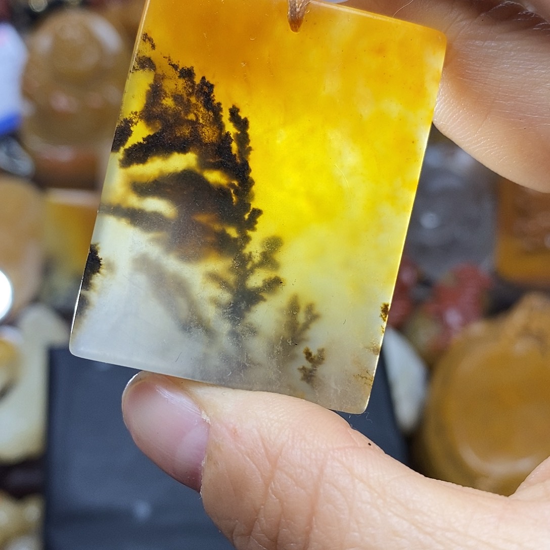 石英质玉（黄龙玉）颈饰未镶嵌