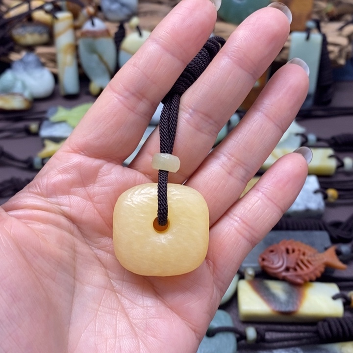 蛇纹石玉未镶嵌颈饰