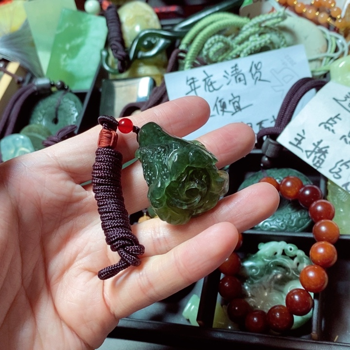 蛇纹石玉颈饰未镶嵌