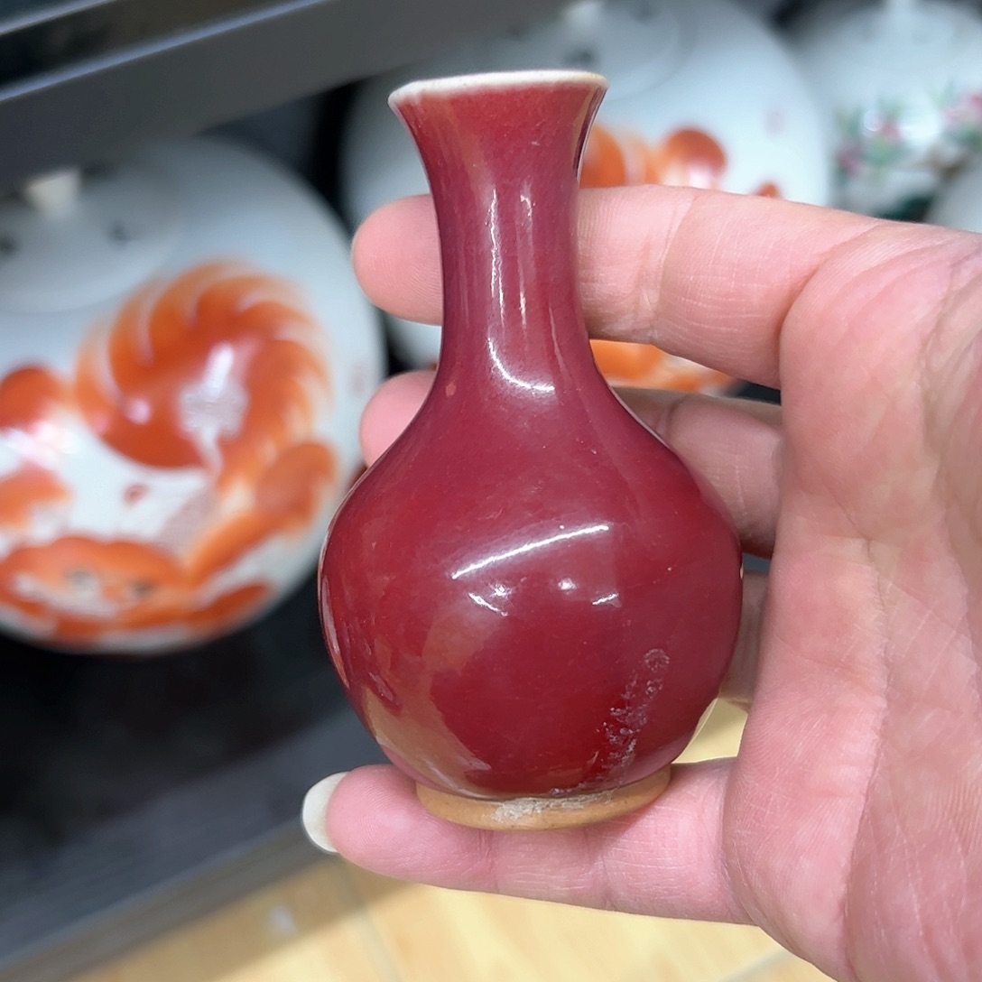 罐红釉小瓶一只，老的