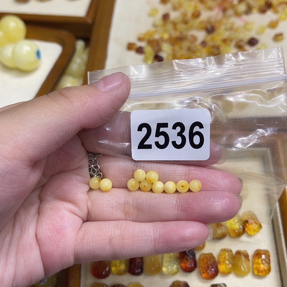 琥珀未镶嵌颈饰蜜蜡