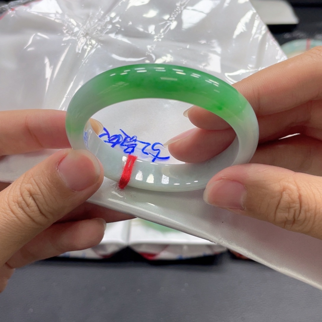 翡翠手镯未镶嵌翡翠