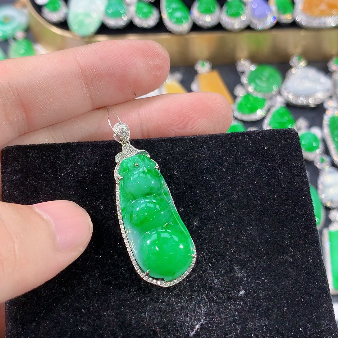 翡翠18K金镶嵌颈饰