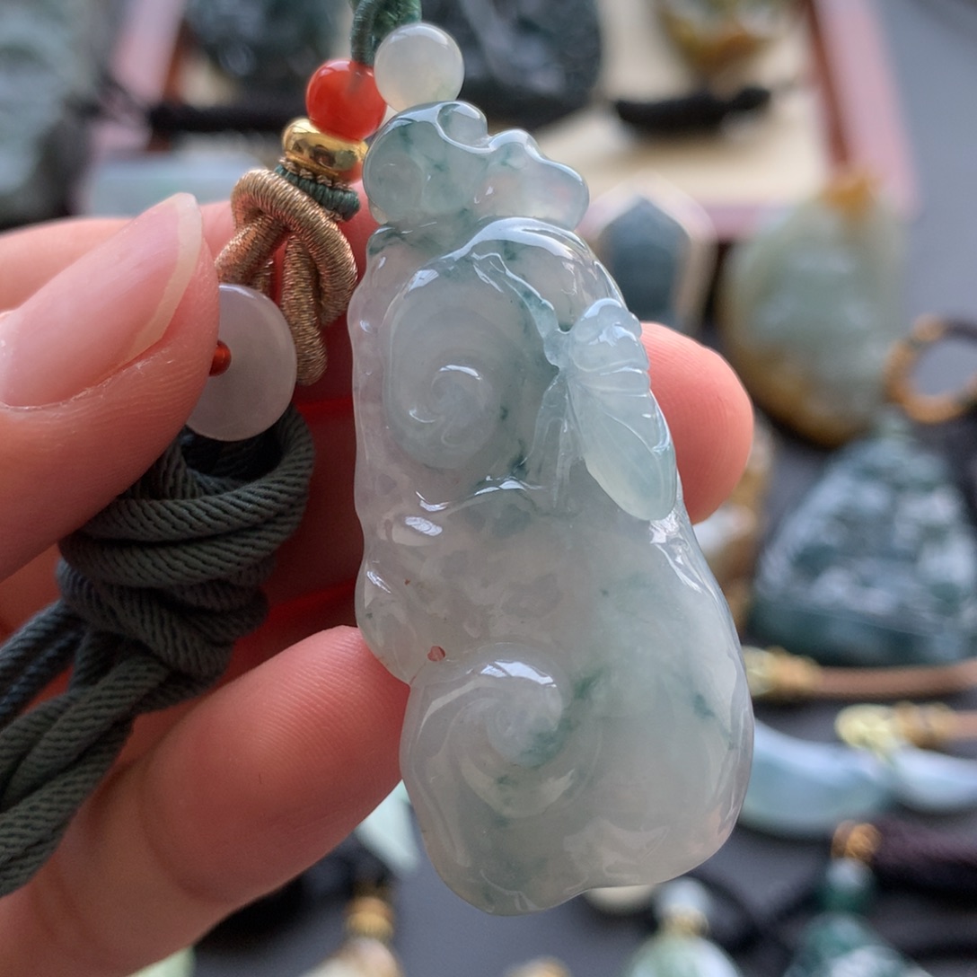 翡翠未镶嵌颈饰如意