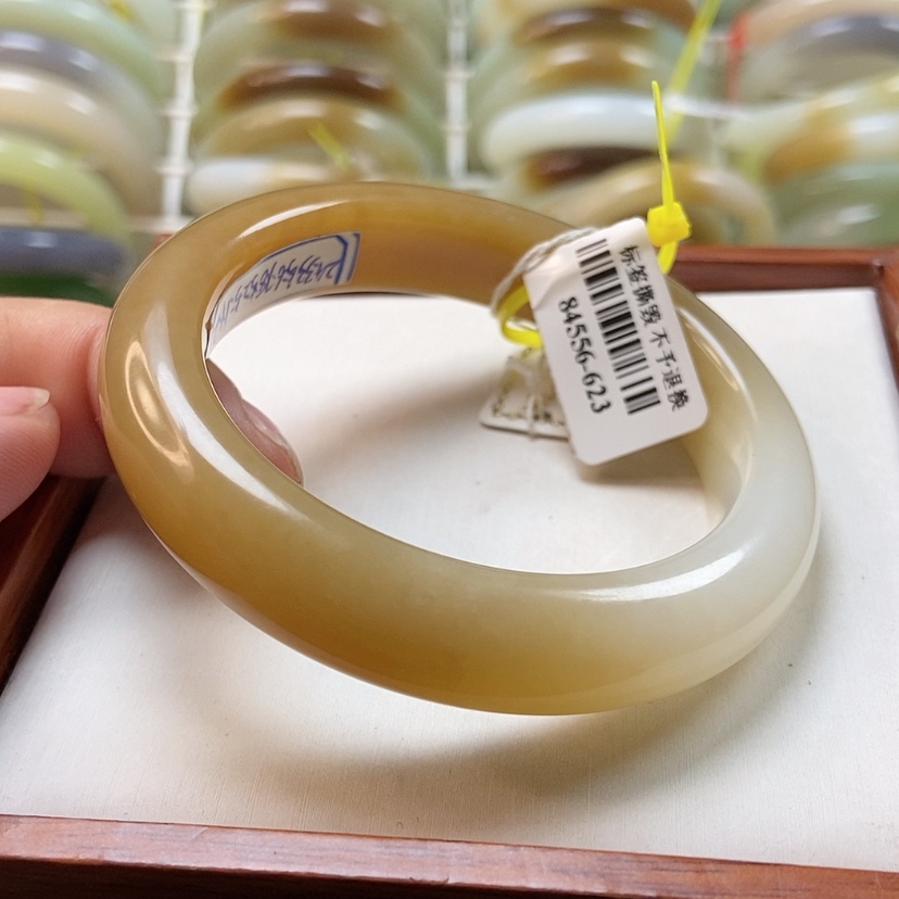 【闪购商品】和田玉手镯未镶嵌拿*