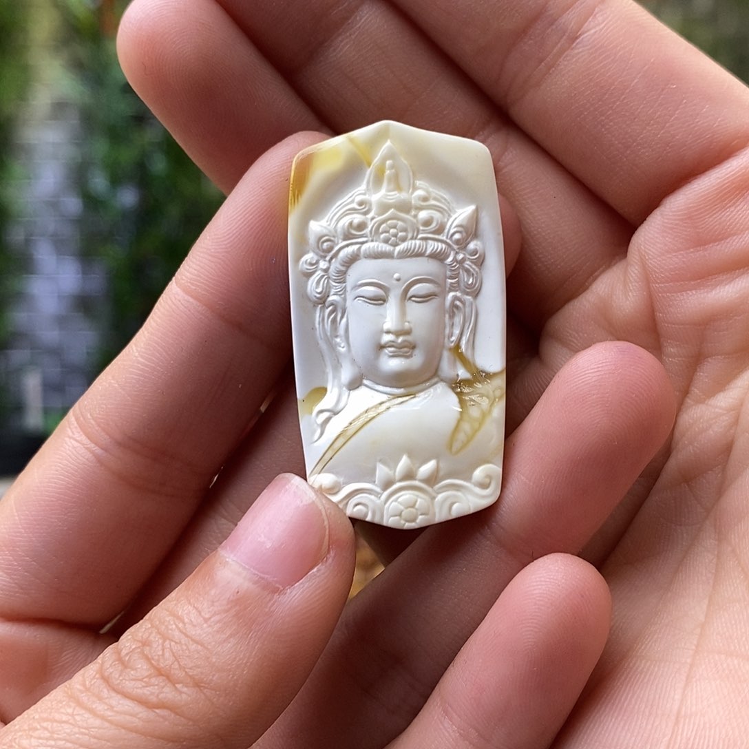 琥珀裸石未镶嵌狮***o蜜蜡雕刻件