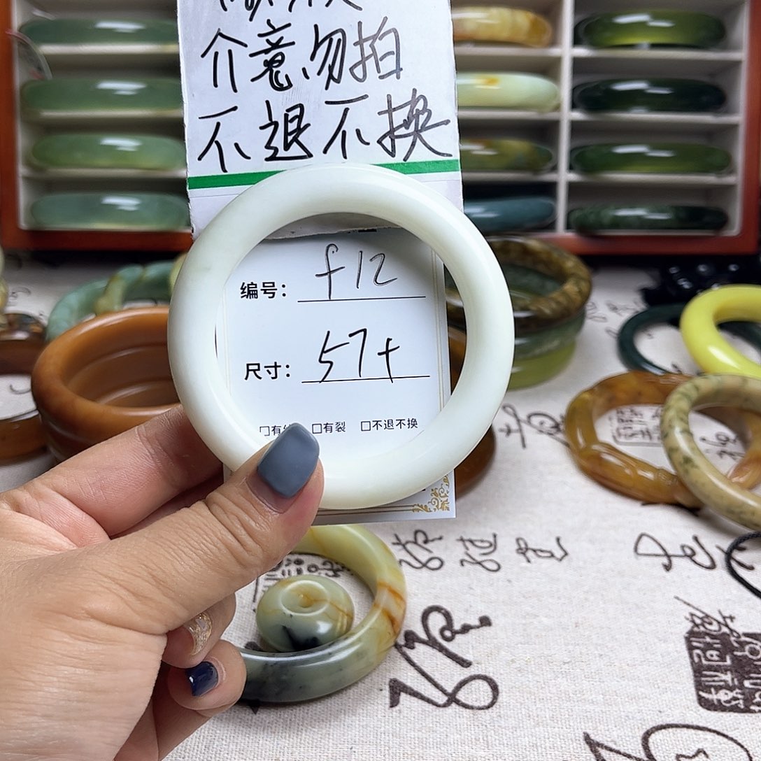 蛇纹石玉手镯未镶嵌