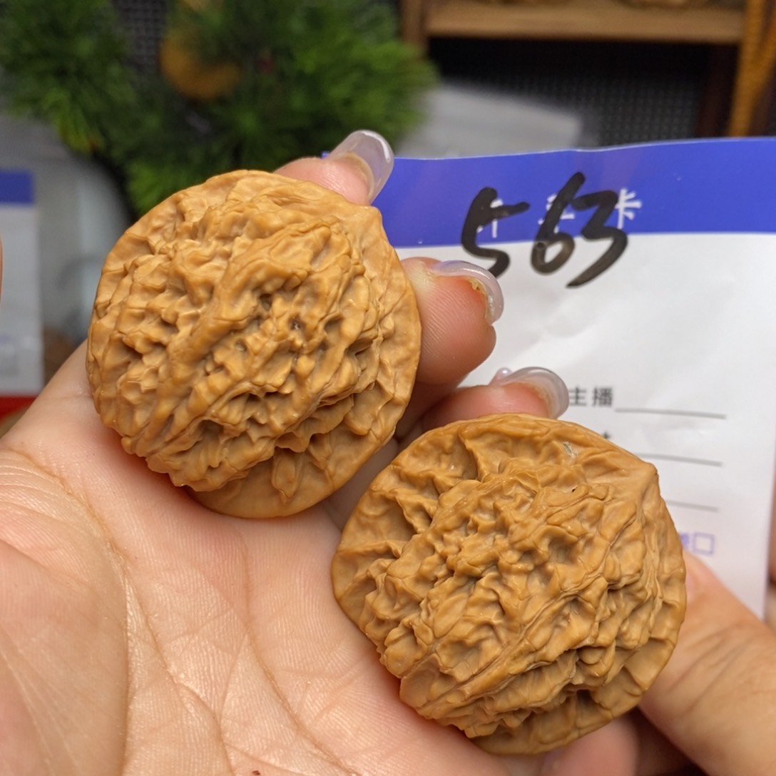 文玩核桃吊坠盘龙纹。边41。丹