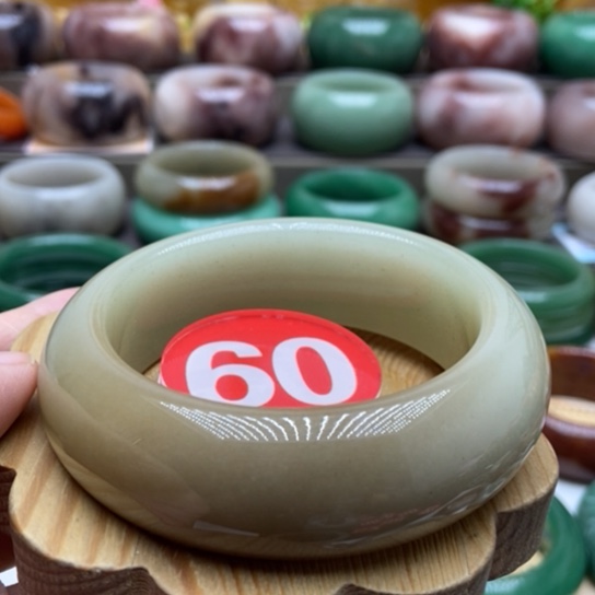 未镶嵌手镯石英质玉