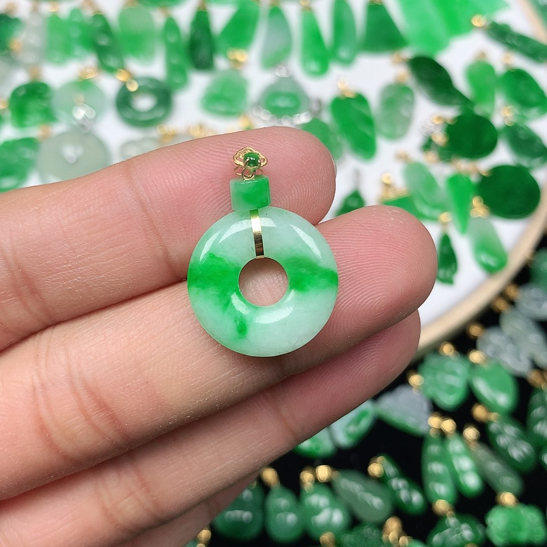 翡翠颈饰18K金镶嵌一**光小巧精美飘阳绿甜甜圈
