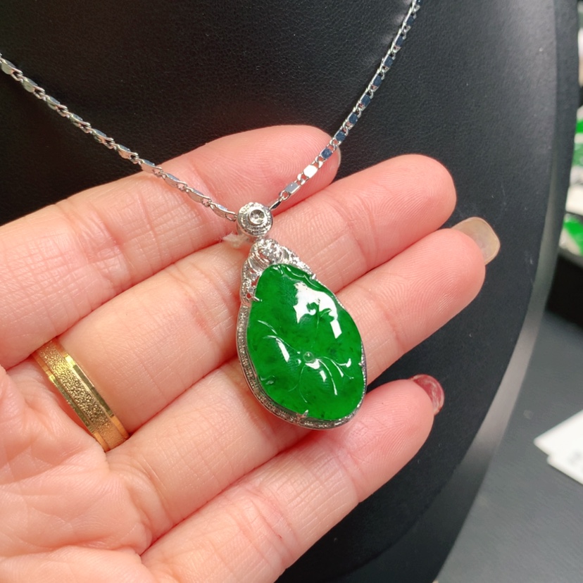 【闪购商品】翡翠吊坠(赠链)18K金镶嵌