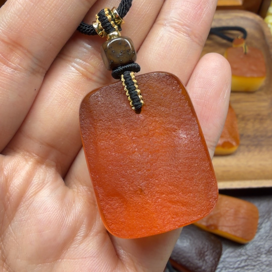 琥珀未镶嵌吊坠(赠链)