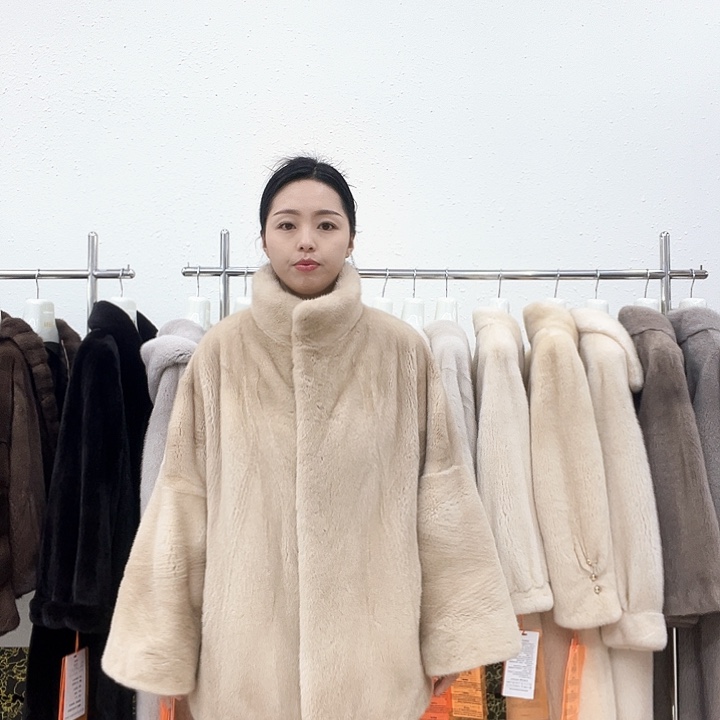 立领米黄人生貂70衣长