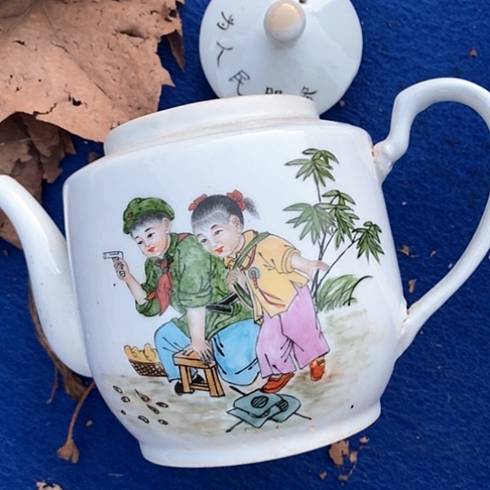 瓷片这把壶是后脚踩的