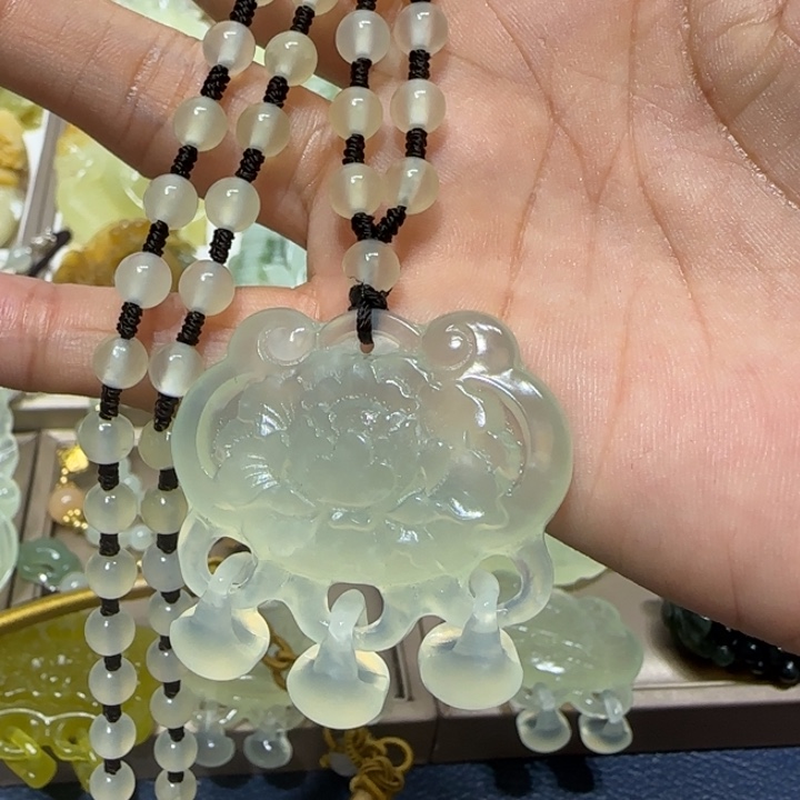 蛇纹石玉吊坠未镶嵌