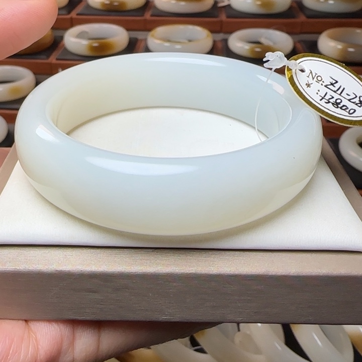 和田玉（白玉）未镶嵌手镯