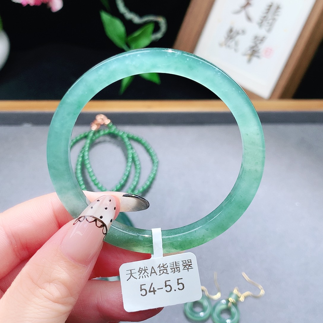 翡翠手镯（圆镯）未镶嵌