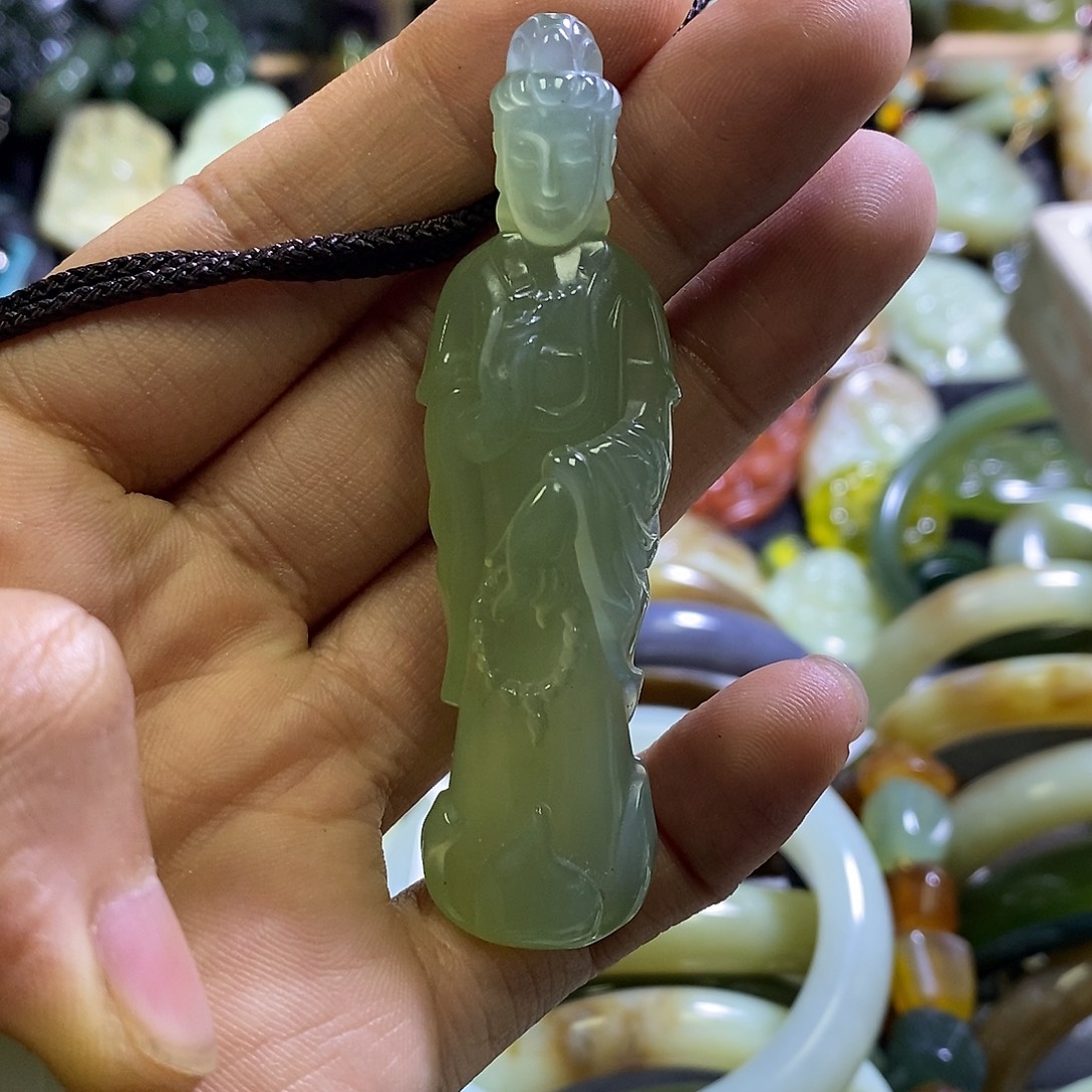 岫玉未镶嵌颈饰一个