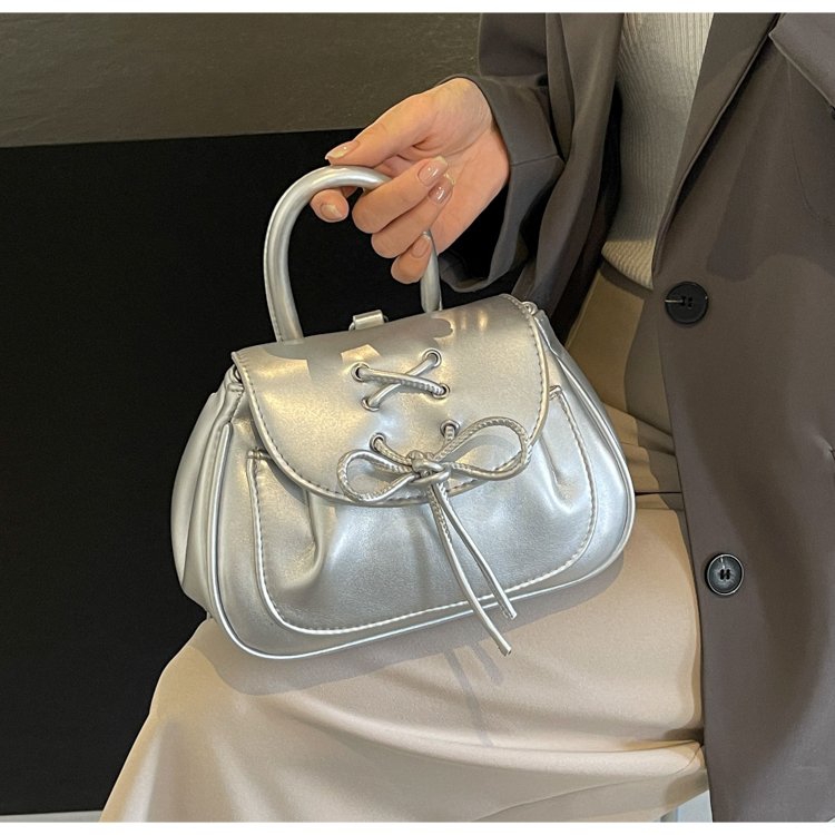 时尚黑色单肩斜挎女包小众洋气百搭