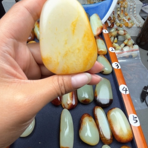 和田玉颈饰未镶嵌学**境