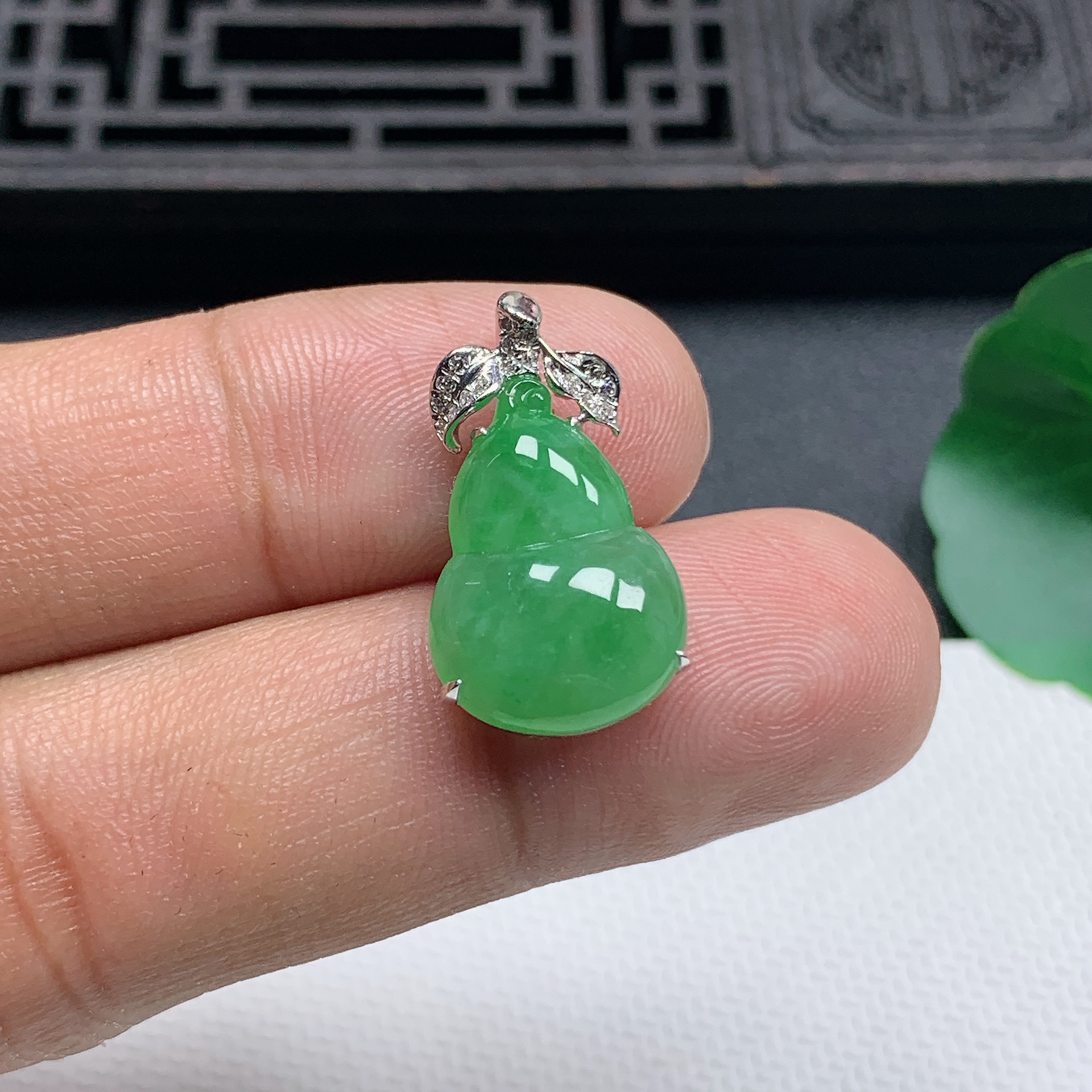 缅甸天然翡翠A货18K金镶嵌飘绿葫芦吊坠整体尺寸23.3*13*6.4mm