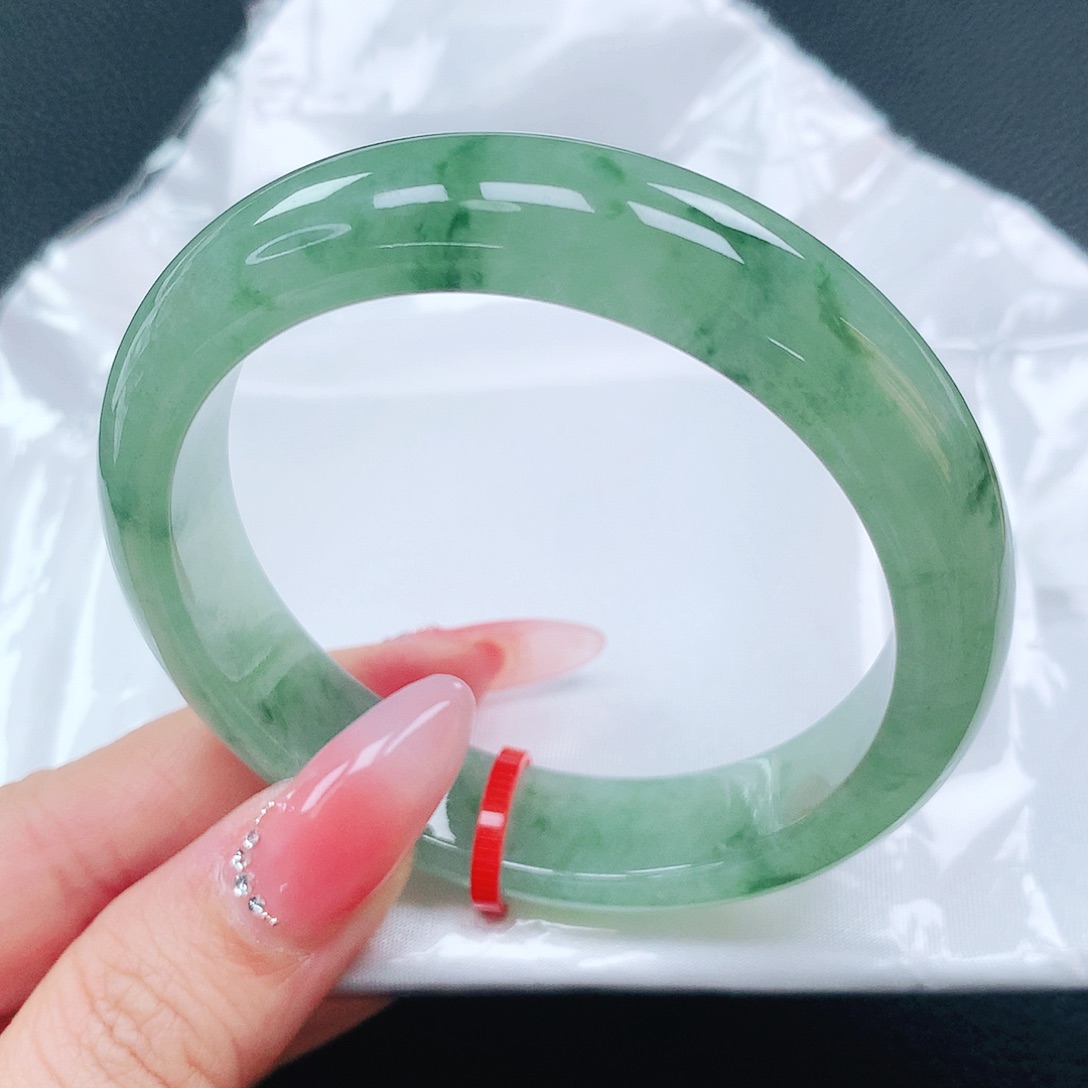 翡翠手镯未镶嵌55圈