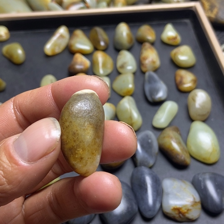 温***玉和田玉（糖玉）未镶嵌珠宝奇石