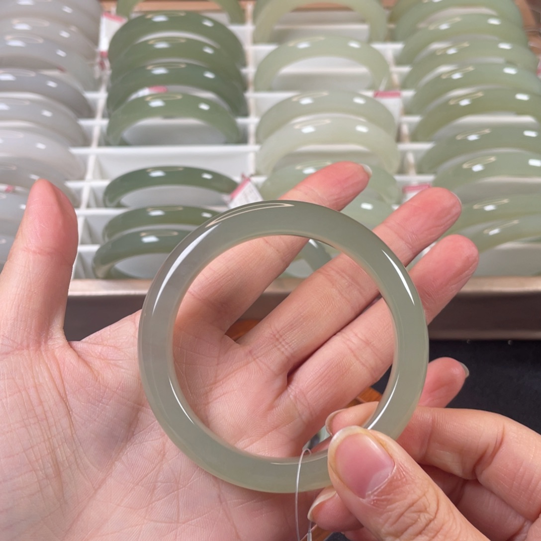 未镶嵌手镯和田玉画*