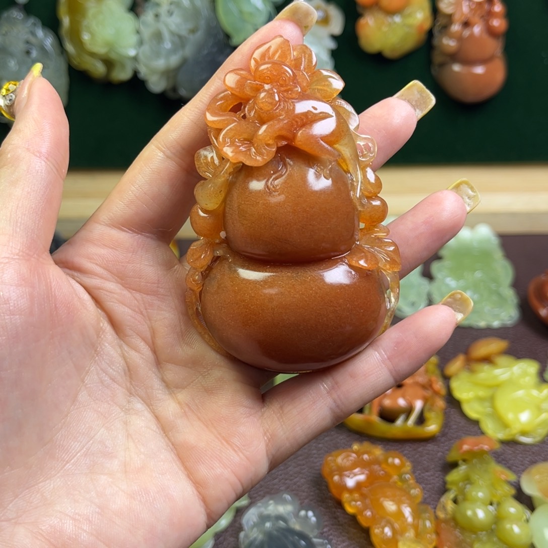 温***晶蛇纹石玉未镶嵌颈饰