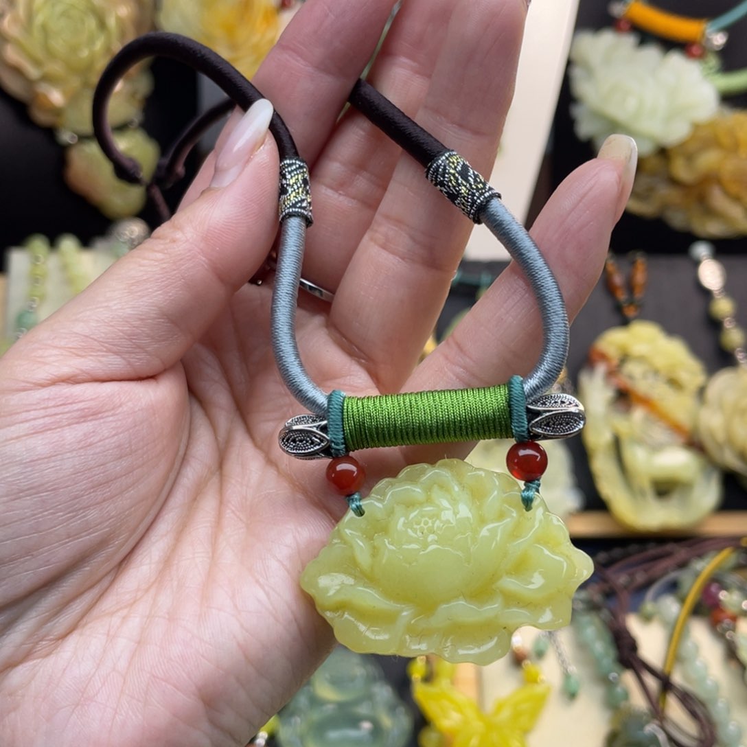 蛇纹石玉颈饰未镶嵌
