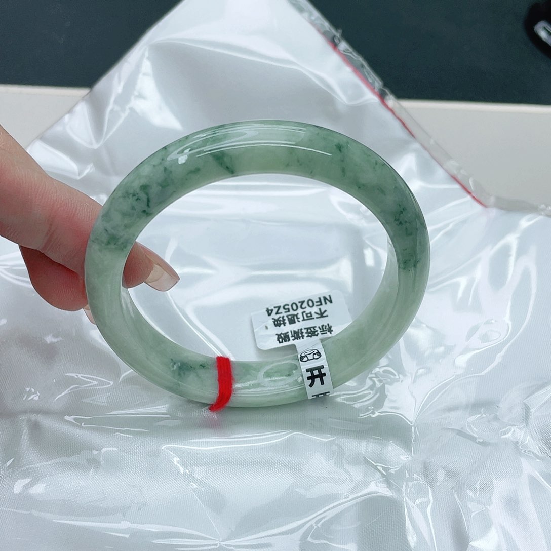 翡翠手镯未镶嵌正57