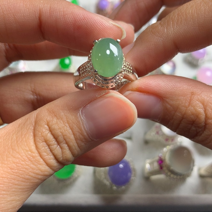 翡翠未镶嵌戒指铜托，卖裸石，需要二次镶嵌