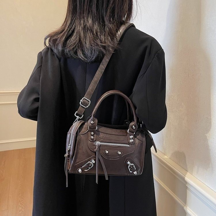 轻奢女士机车包小众设计铆钉手提斜挎包