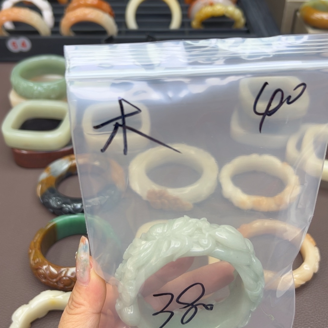 石英质玉手镯未镶嵌木*?