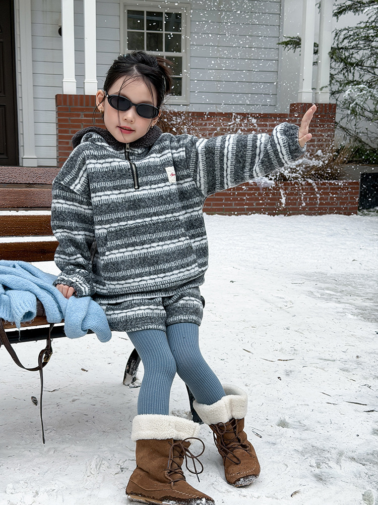 2025冬季女宝儿童时髦加绒加厚保暖温柔浪漫费尔岛短裤连帽套装潮
