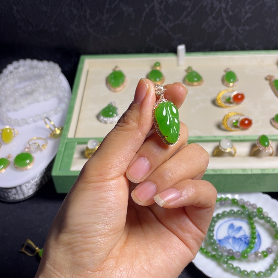 知***晓和田玉18K金镶嵌挂件