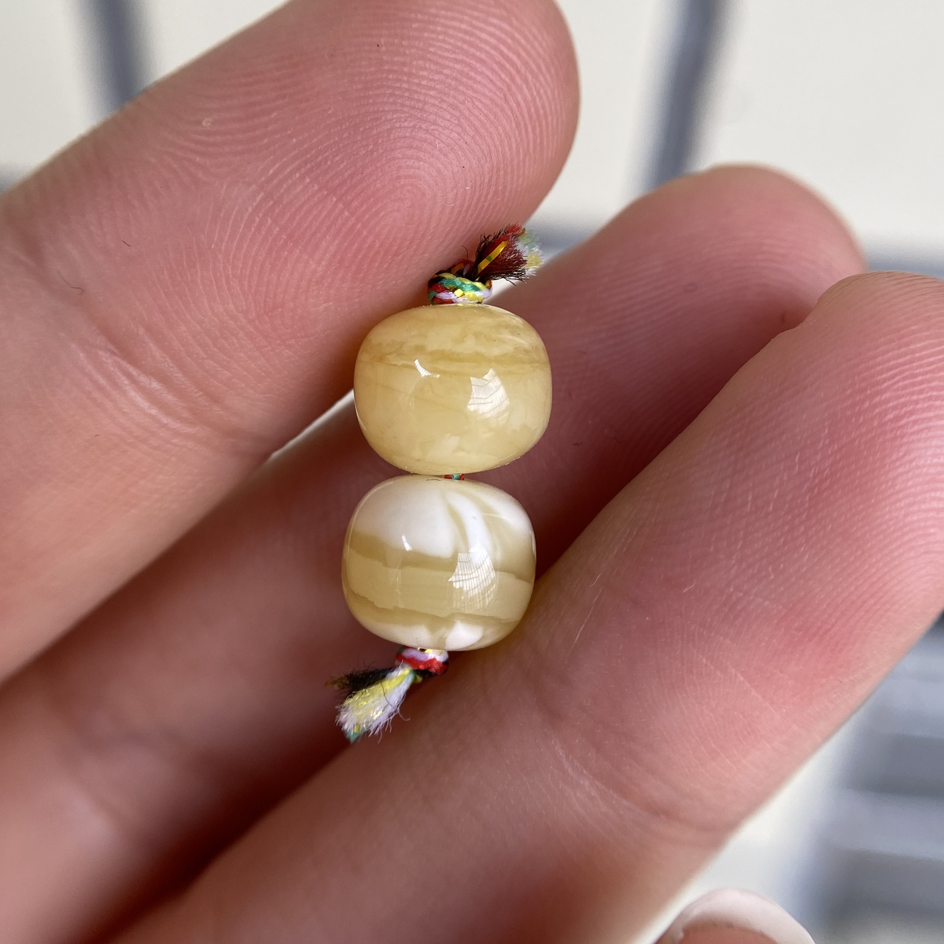 蜜蜡鸡油黄飘花老型对珠8.8×7.4mm，无优化保天然
