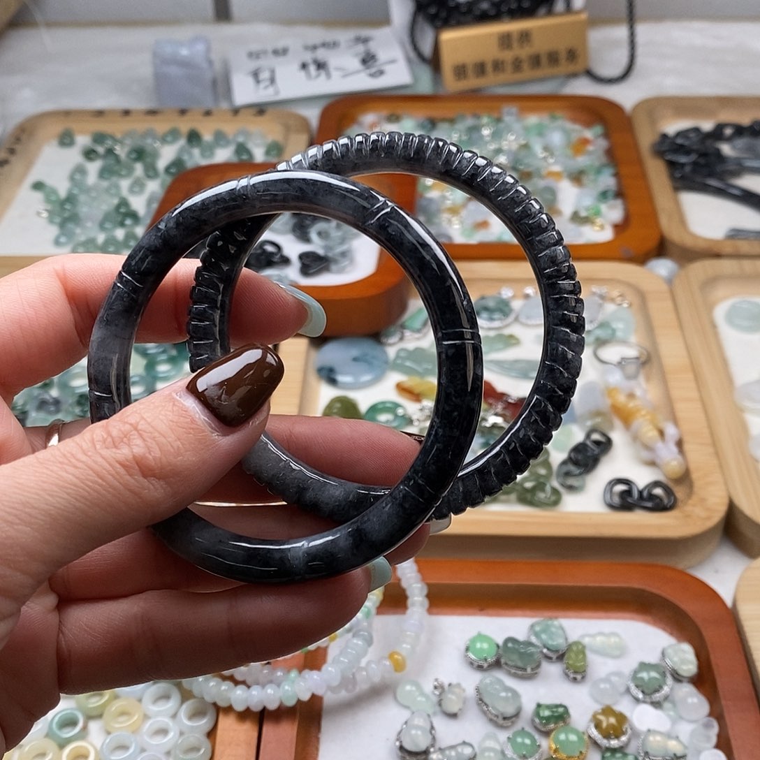 翡翠颈饰未镶嵌乌鸡手镯1个