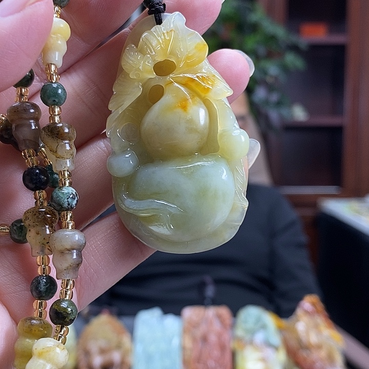 蛇纹石玉未镶嵌颈饰