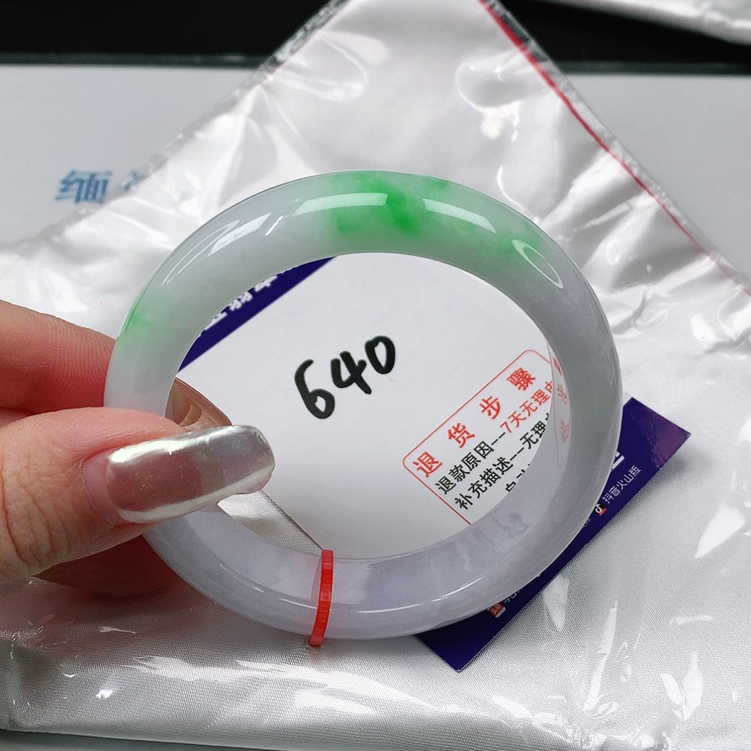 翡翠手镯未镶嵌翡翠手镯